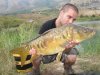 Una-full-scaled-catturata-sempre-in-cavacaduta-su-un-innesco-doppio-affondante-da-10mm-berry-cream-fbi-baits-con-canna-sensor-carp-daiwa-e-mulinello-sempre-daiwa-powercast-50