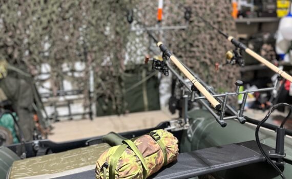 Tenda Bivvy Defcon 5: La Soluzione Perfetta per le Sessioni di Carpfishing Direttamente dal Gommone